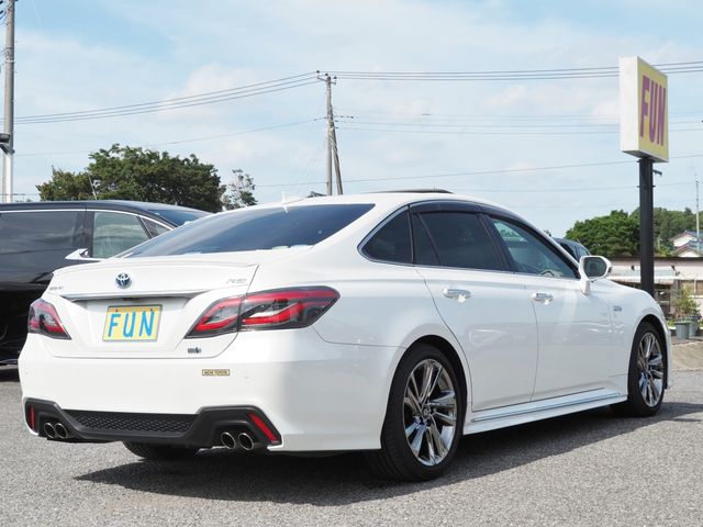 CROWN sedan hybrid