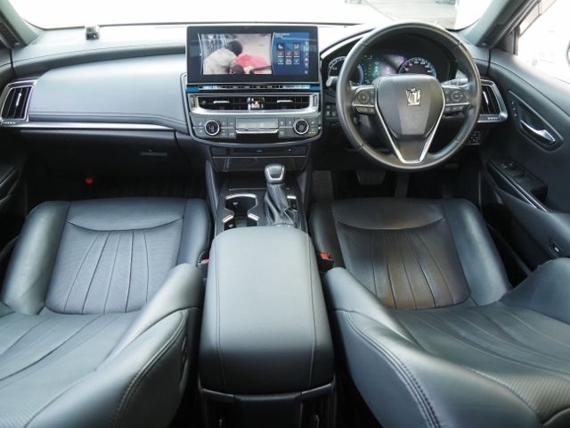 CROWN sedan hybrid