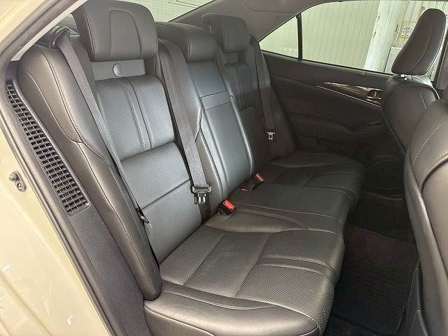 CROWN sedan hybrid