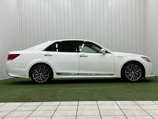 CROWN sedan hybrid