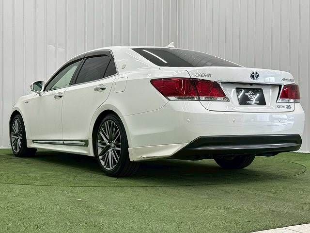 CROWN sedan hybrid
