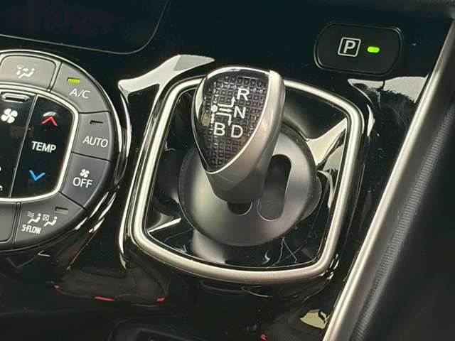 VOXY HYBRID