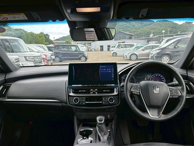 CROWN sedan hybrid