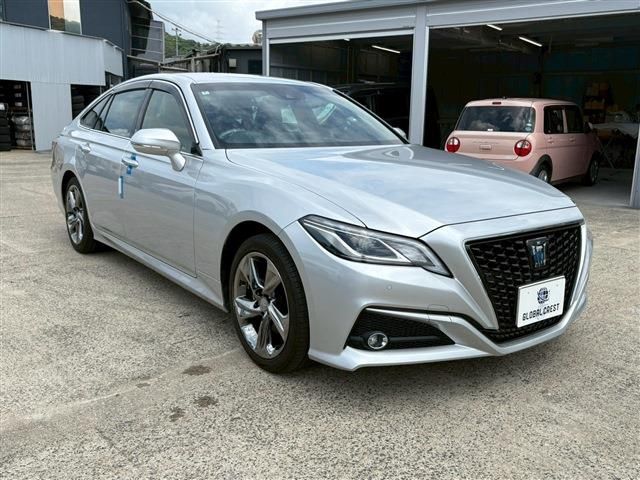 CROWN sedan hybrid