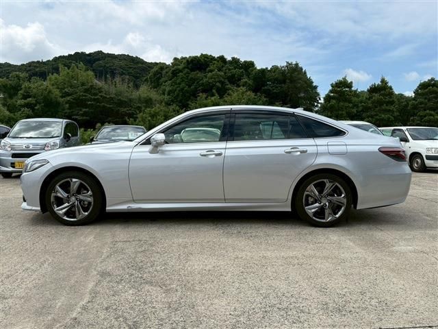 CROWN sedan hybrid
