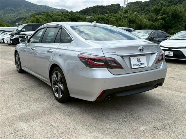 CROWN sedan hybrid