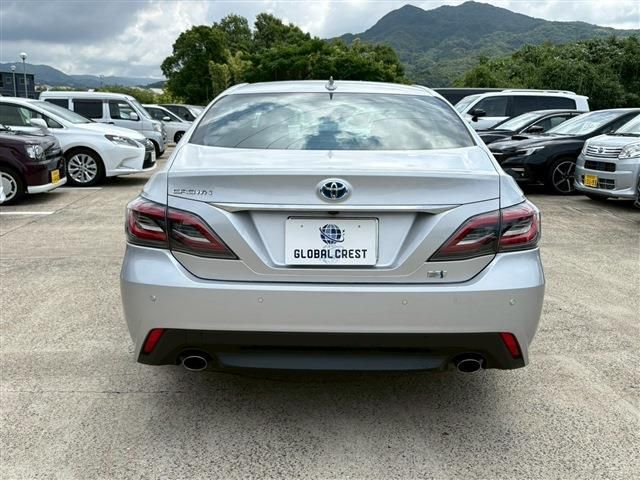 CROWN sedan hybrid