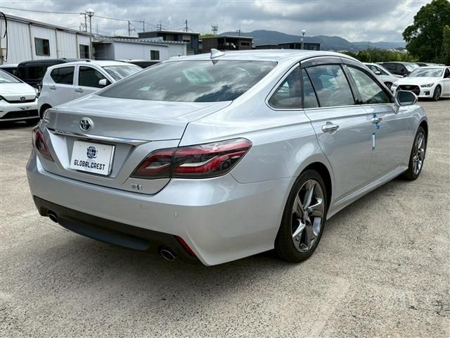 CROWN sedan hybrid