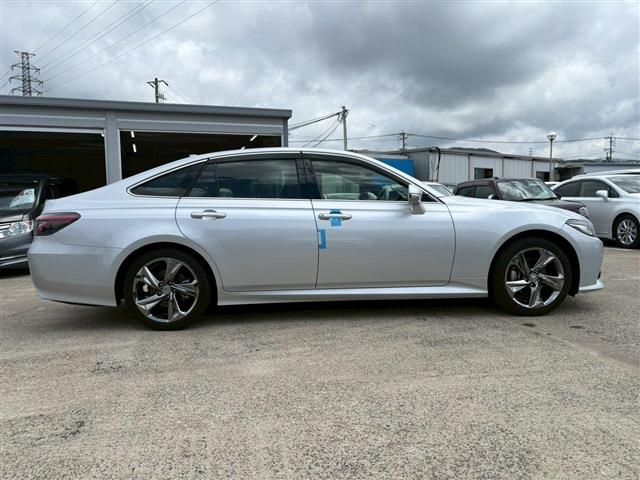 CROWN sedan hybrid