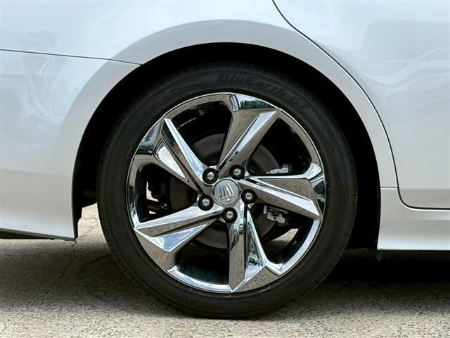 CROWN sedan hybrid