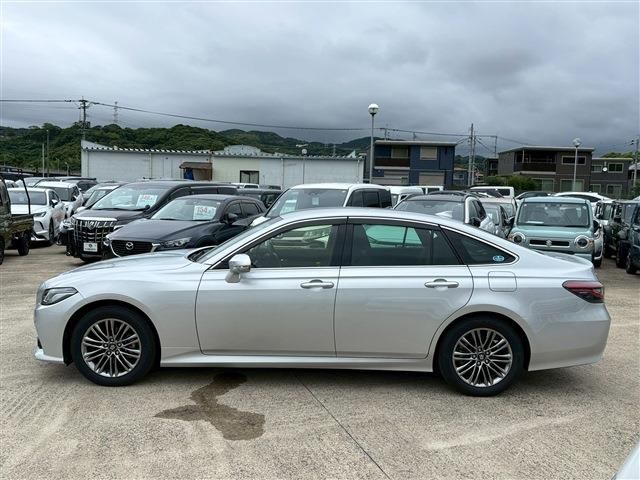 CROWN sedan hybrid