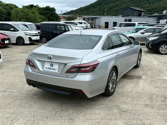 CROWN sedan hybrid