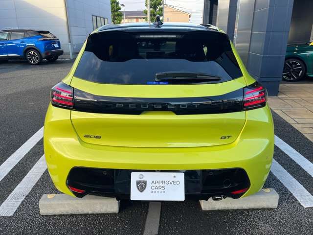 PEUGEOT 208