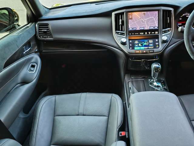 CROWN sedan hybrid