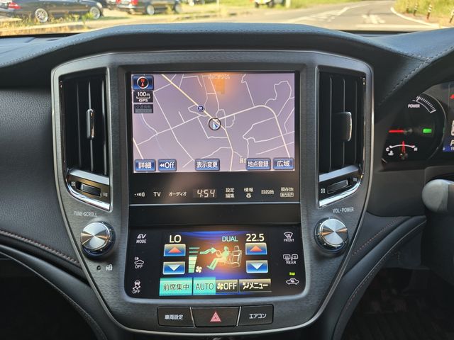 CROWN sedan hybrid