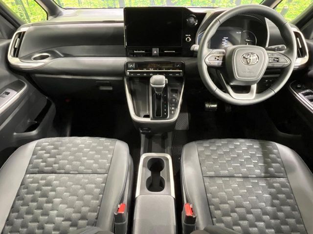 VOXY HYBRID 4WD