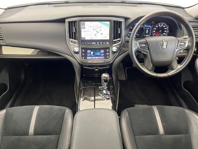 CROWN sedan hybrid