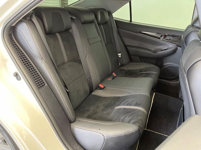 CROWN sedan hybrid