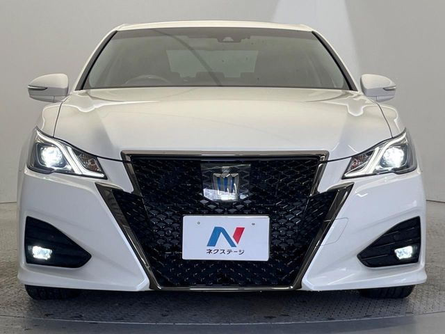 CROWN sedan hybrid