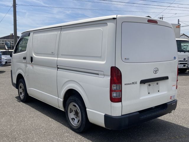 REGIUSACE 2WD van