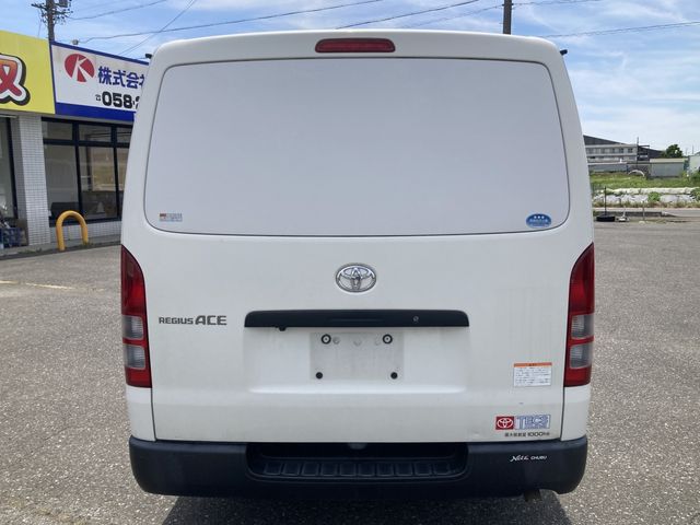 REGIUSACE 2WD van