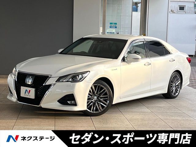 CROWN sedan hybrid