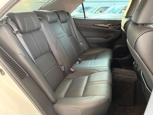 CROWN sedan hybrid