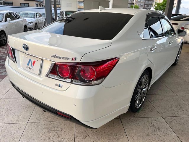 CROWN sedan hybrid