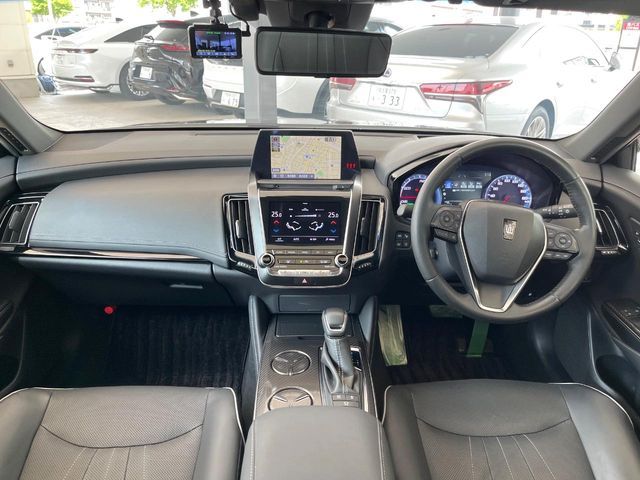 CROWN sedan hybrid