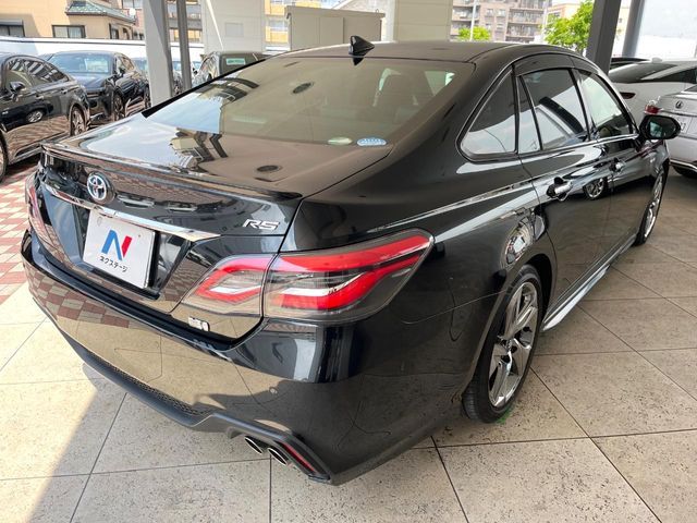 CROWN sedan hybrid