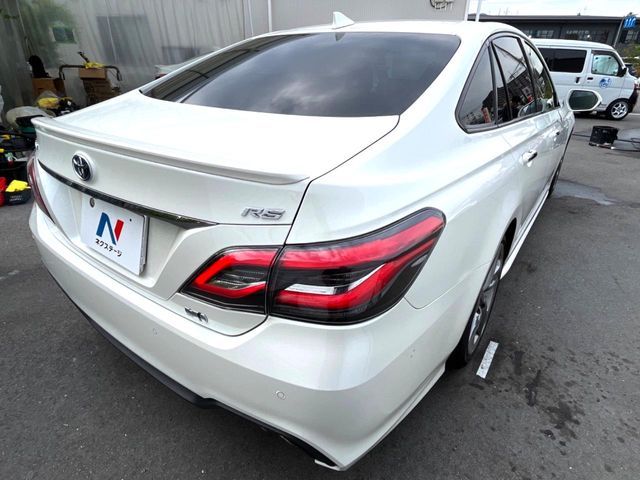 CROWN sedan hybrid