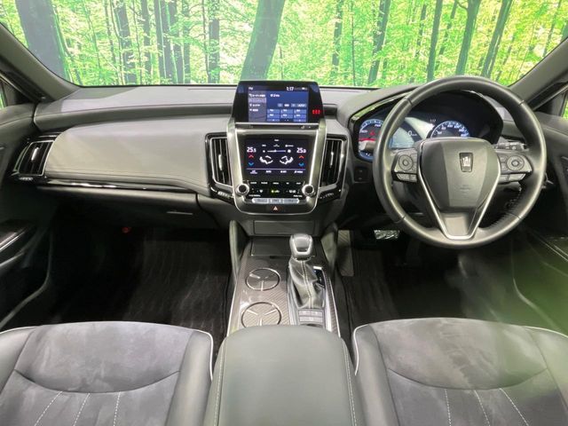 CROWN sedan hybrid