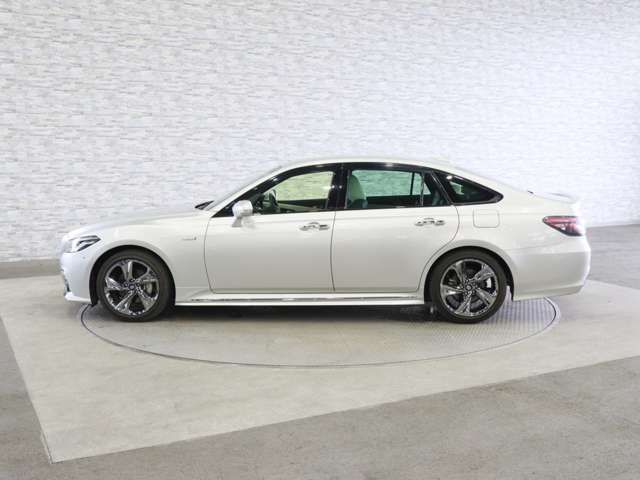 CROWN sedan hybrid