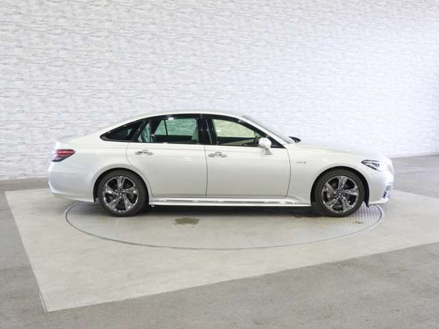CROWN sedan hybrid