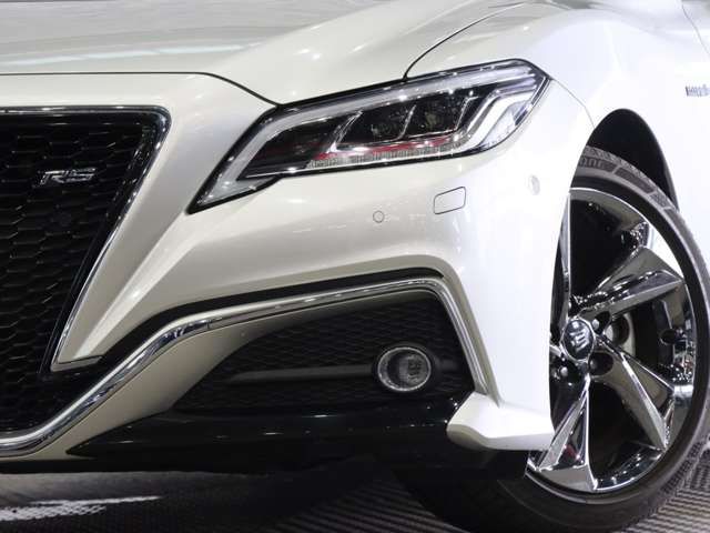 CROWN sedan hybrid