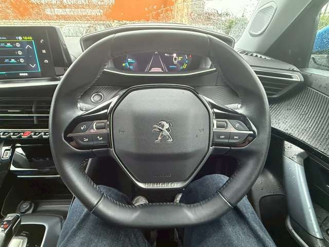 PEUGEOT e-2008