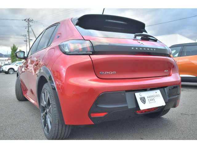 PEUGEOT e-208
