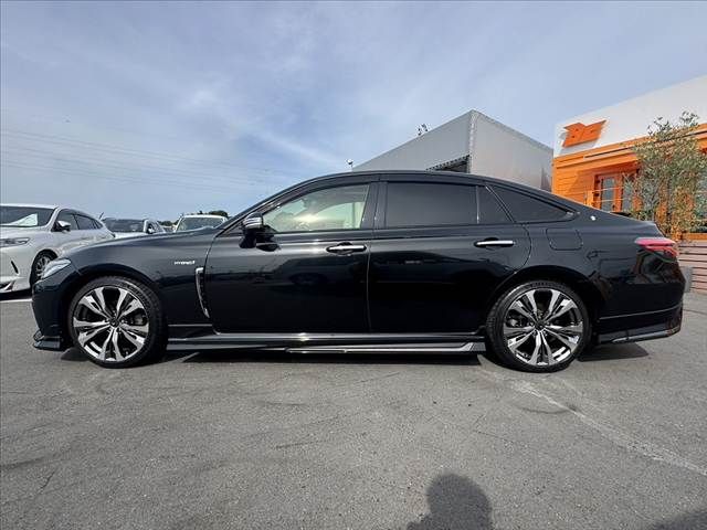 CROWN sedan hybrid