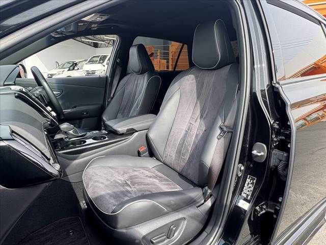 CROWN sedan hybrid