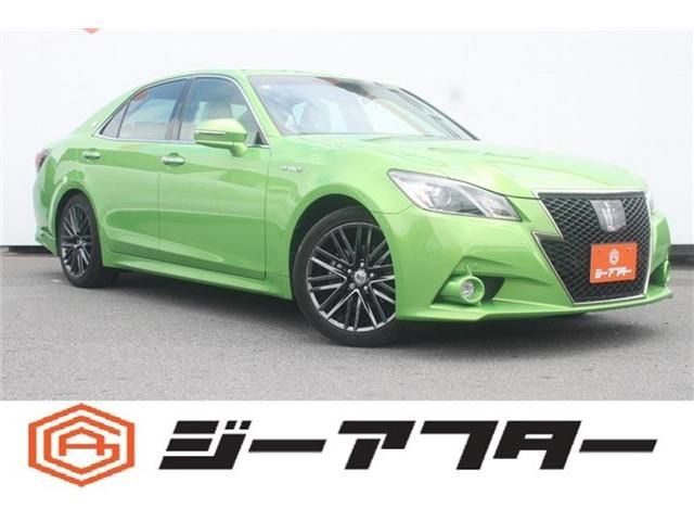 CROWN sedan hybrid