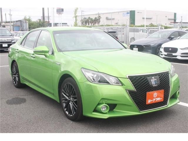 CROWN sedan hybrid