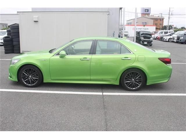 CROWN sedan hybrid