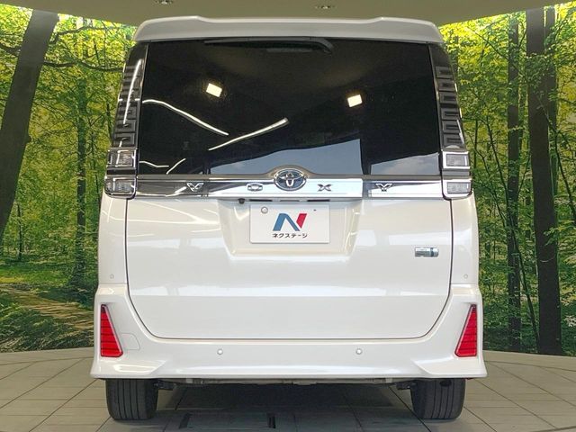 VOXY HYBRID