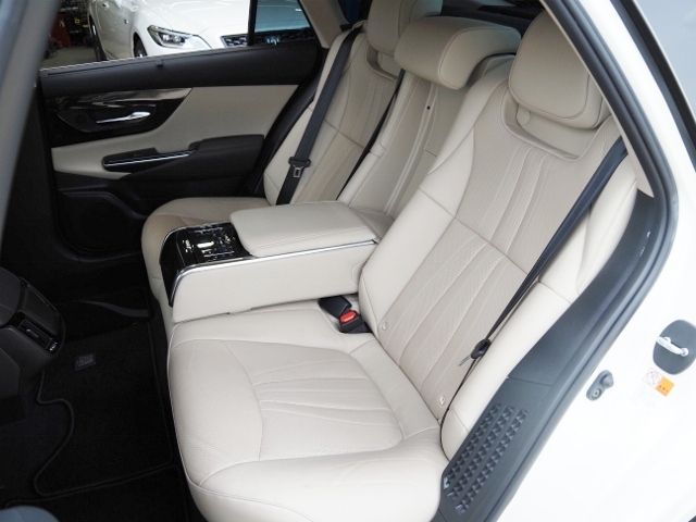 CROWN sedan hybrid 4WD