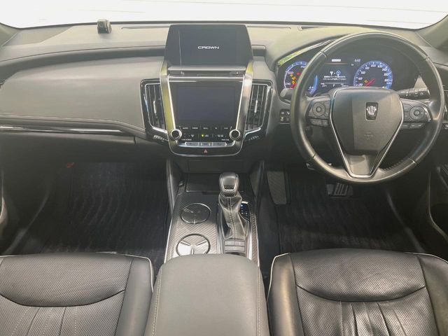 CROWN sedan hybrid