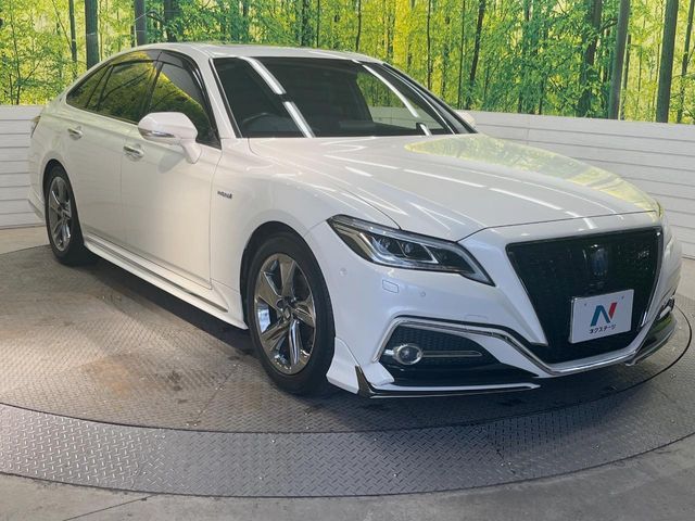 CROWN sedan hybrid