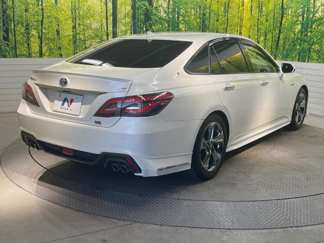 CROWN sedan hybrid