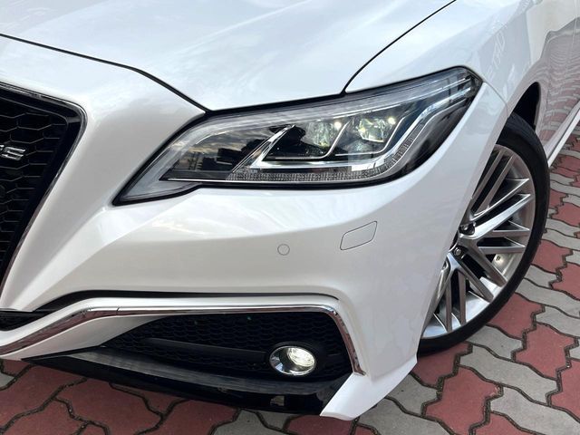 CROWN sedan hybrid