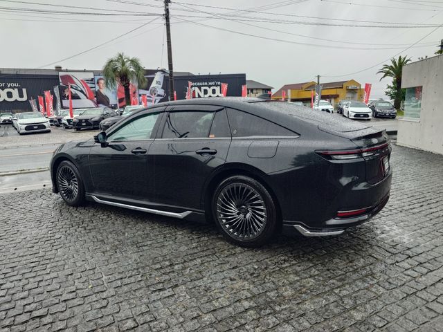 CROWN sedan hybrid