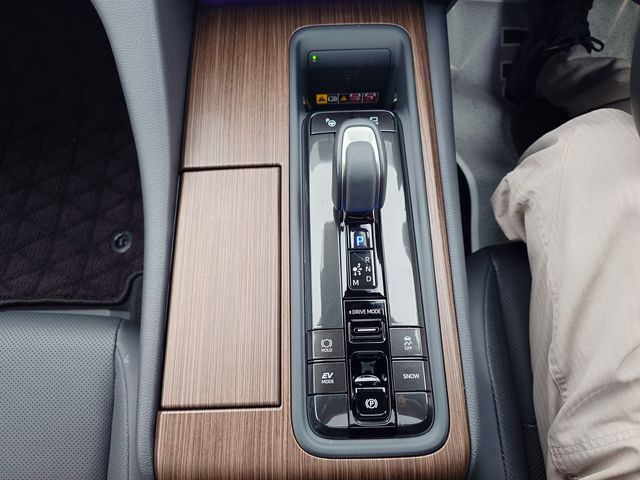 CROWN sedan hybrid